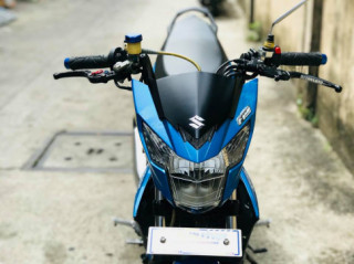 Raider 150Fi độ khủng khoe dáng trong con hẻm vắng người