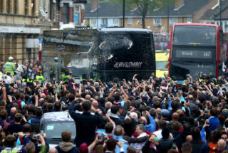 Soi xe bus giúp MU thoát “cơn điên” của CĐV West Ham