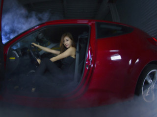  Thiếu nữ gợi cảm trong garage 