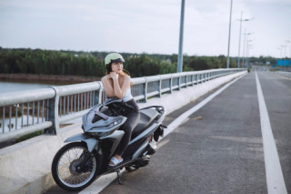 Vario 150 độ dàn chân mướt đọ dáng cùng bóng hồng 9X đến từ Trà Vinh