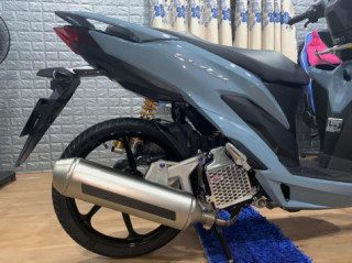 Vario 150 độ theo phong cách Click 150 cùng dàn đồ chơi kinh điển
