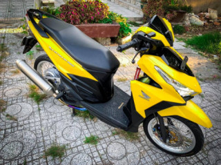Vario 150 độ với tông vàng nổi bật cùng dàn chân mới siêu hấp dẫn