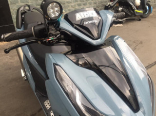 Vario 150 dọn lại toàn bộ ghi đông và dàn chân theo phong cách sang trọng