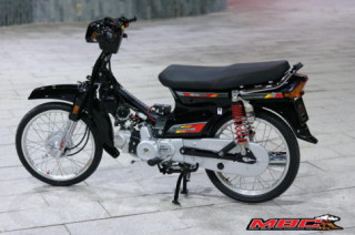 Honda Dream độ được phục dựng bằng hằng loạt phụ tùng mới