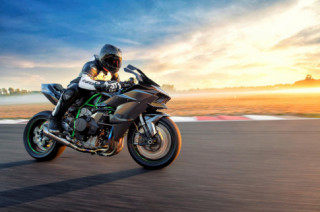 Kawasaki Ninja H2R thử sức cùng biệt đội công thức F1, máy bay F16 và Super Car