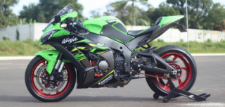Kawasaki ZX-10R đồ cùng dàn chân đỏ và loạt đồ chơi hàng hiệu cực chất