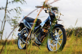 Raider 150 phiên bản xăng cơ sở hữu dàn chân hiếm khoe dáng bên bờ hồ