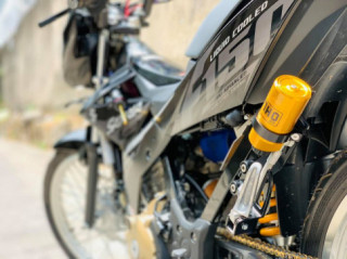 Satria 150 độ ngất ngây ‘con gà tây’ với dàn ghi đông bạc triệu