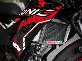 Sonic 150R độ - ánh hào quang hạng nặng ở phía dưới dàn chân