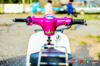 Super Cub độ tỏa sáng với phong cách báo hồng cùng đôi chân đắt giá