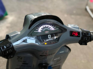 Vespa Sprint độ căng như dây đàn với dàn chân Ohlins trước sau