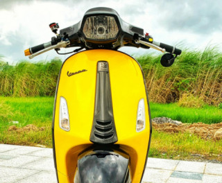 Vespa Sprint Yellow - Black siêu phẩm từ lò của tay chơi xe ga có tiếng ở Sài Gòn