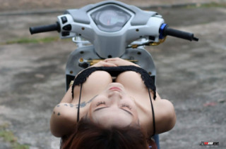 Wave 110 độ mờ mắt người xem khi đọ sáng cùng bóng hồng Sexy Thailand