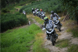 5 lý do tại sao phải đứng khi chạy mô tô Adventure hay Enduro