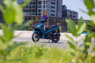 Air blade 125 độ với phong cách đầu ông kia cắm xe ông này