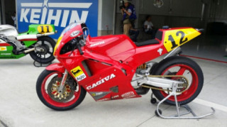 Hình ảnh chiếc Cagiva V589 gợi nhớ cuộc đua Grand Prix 500 cc vào cuối thập niên 80