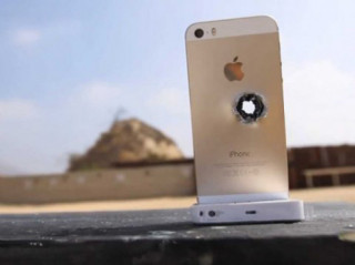 iPhone 5S màu vàng bị “hành” bằng súng trường