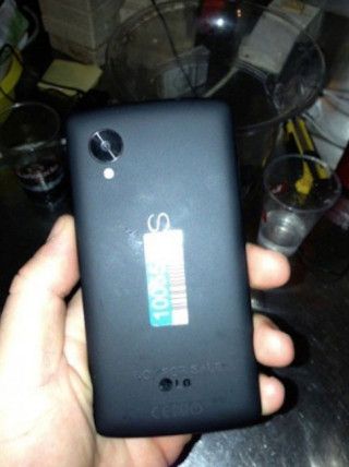 Nexus 5 “trần trụi” không báo trước
