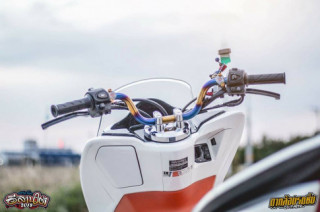 PCX 150 độ mang vẻ đẹp tinh tế với thân hình trắng như Ngọc Trinh