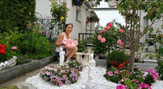 Chị em “phát ghen” công viên hoa của mẹ Việt nơi trời Tây