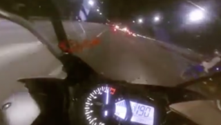 [Clip] Yamaha R25 chạy 190km/h vẫn hít khói Suzuki FX 125