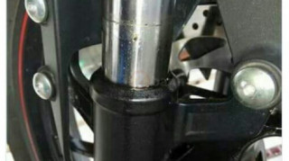 Đứa con Yamaha R15 2017 hoàn toàn mới bị xì dầu phuộc USD