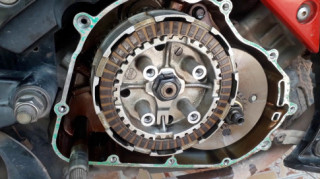 Exciter phát ra tiếng kêu lớn ở động cơ là do đâu