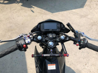 Hết hồn với Satria 150 trong dàn chân gắp đơn siêu lạ mắt