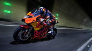 KTM RC16 trải nghiệm đường đua MotoGP mới thông qua đường hầm Gleinalm trong dãy núi Styria ở Áo