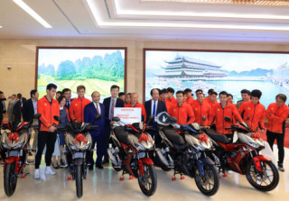 Mỗi cầu thủ U22 Việt Nam được tặng thưởng một chiếc Winner X