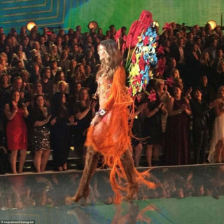 “Nghẹt thở” trước sức nóng của Victoria‘s Secret Show 2015