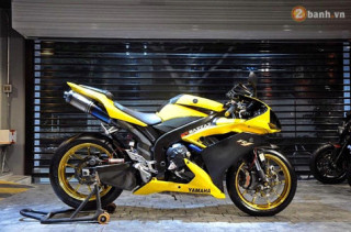 Yamaha R1 đầy chói chang khoe dáng trong đêm