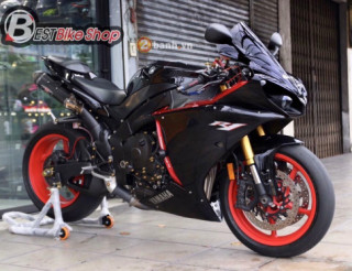 Yamaha R1 rực rỡ bên dàn option đồ chơi hàng hiệu