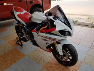 Yamaha R1 vẻ đẹp khó cưỡng từ thiết kế ống xả Titanium đút gầm
