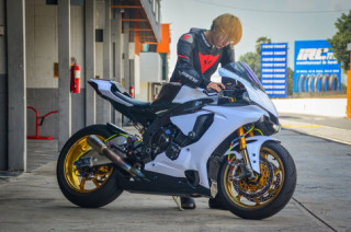 Yamaha R1M độ mê hồn trong diện mạo trắng tinh khôi trên đường đua