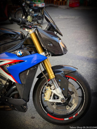 BMW S1000R độ full áo Carbon đẹp mê hồn của biker Việt