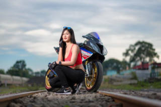 BMW S1000RR độ cực chất đọ dáng siêu ngầu cùng Hot Girl