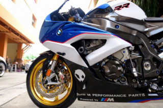 BMW S1000RR độ ‘tận răng’ với gói phụ kiện đắt tiền