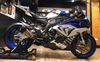 BMW S1000RR độ táo bạo với diện mạo Tricolor