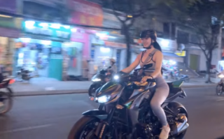 Cô gái Cần Thơ với dáng siêu chuẩn nài Z1000 dừng đèn đỏ khiến mọi người quên đi cả thời gian