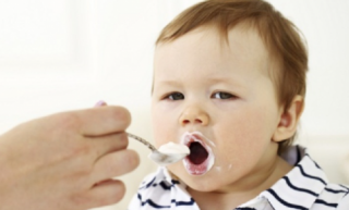 Có nên cho bé ăn sữa chua hàng ngày không và ăn bao nhiêu thì tốt?