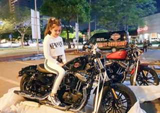 Hình ảnh cô vợ đập thùng chiếc Harley-Davidson Forty-Eight 2019 để tặng chồng