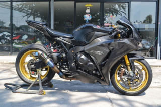 Honda CBR1000RR độ - Bò mộng đen thui trong diện mạo full Carbon fiber