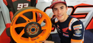 Honda Racing rao bán cặp bánh xe trên RC213V 2018 của Marc Marquez với giá hơn 100 triệu Đồng