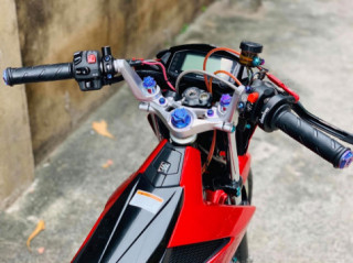 Raider 150 độ mạnh mẽ với dàn chân bánh chỉ gọn gàng