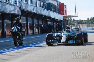Rossi nói gì khi cầm lái chiếc xe đua Mercedes công thức 1 của Lewis Hamilton