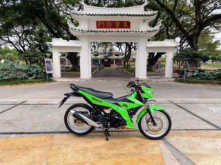 Suzuki R150Fi khoát lên mình dàn áo xanh lá cùng với loạt đồ chơi khủng.