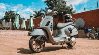 Vespa GTS 300 thế hệ mới độ cực chất với diện mạo đắt đỏ