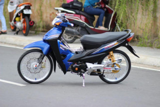 Wave s 110 độ khoe dáng bên bờ kênh Tân Hóa