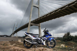 X1r độ hầm hố khoe dáng dưới chân cầu